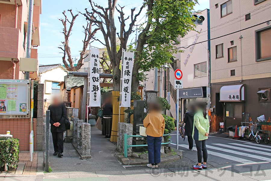 縁切榎 昼間の境内の様子